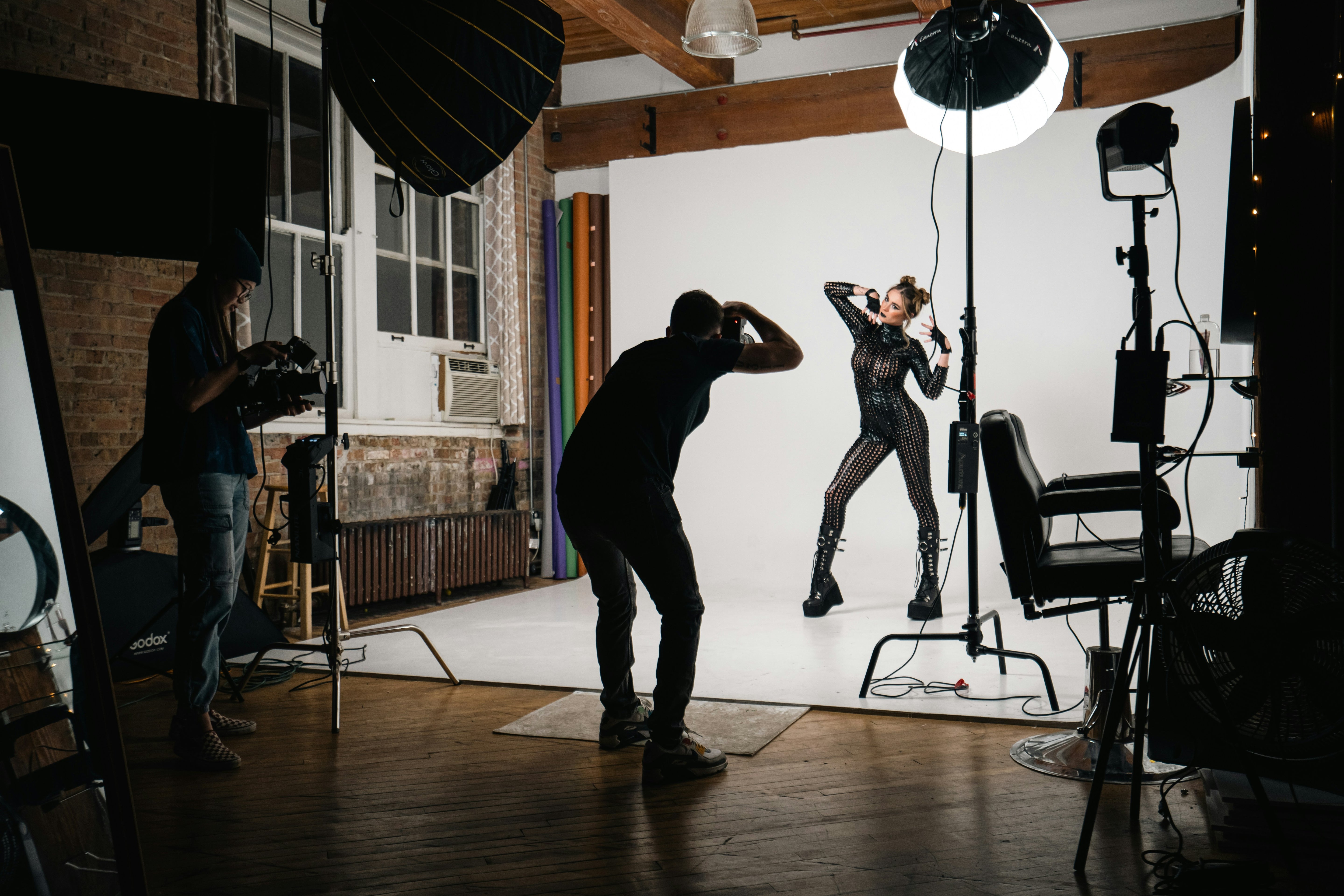 Hridz_light_stand_and_diffuser_in_studio